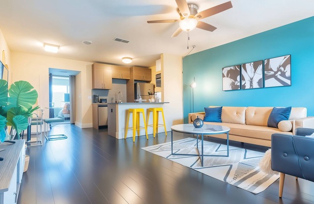 Boulevard Stays Modern King Stay Near Downtown Pool