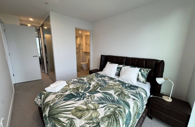 Box Hill Centre 2BR home for family of 4