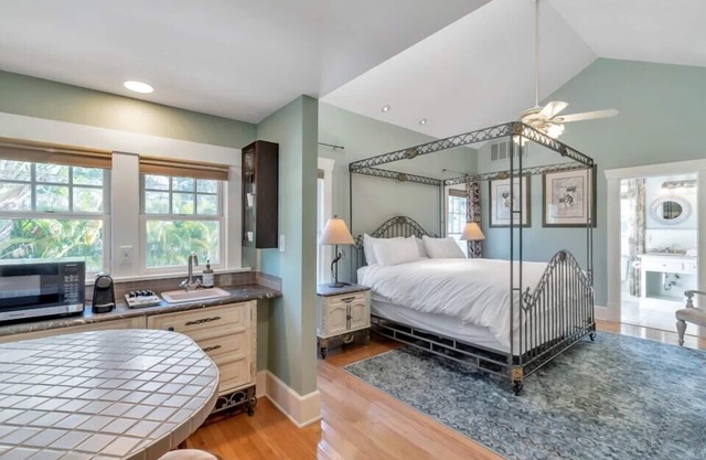 Boyce Suite at ONE Inn: King Bed, Kitchenette, Near Downtown & Vinoy Park.