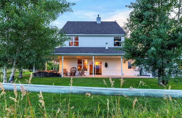 Bozeman Farmstead - Country Side Stay & Mtn Views