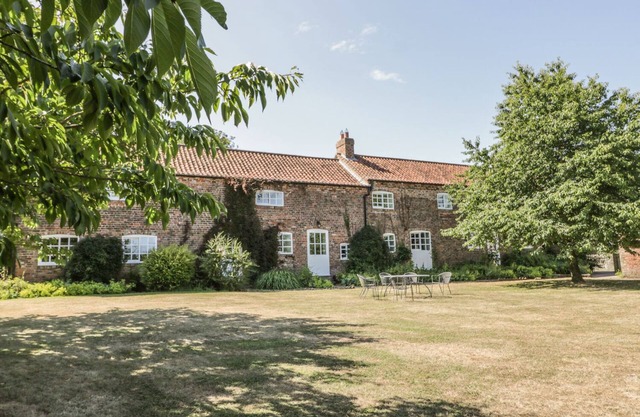 BRAMHILL BARNS, family friendly, with hot tub in Burton Pidsea