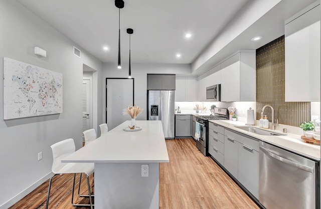 BRAND NEW! 2BR Apt! 5 Mins to Disney w/Pool & Gymn