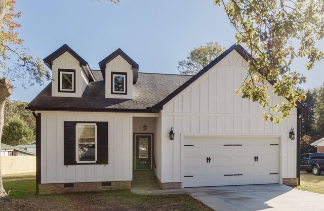 Brand new custom home. Mauldin Simpsonville. King bed. Pets ok. 2 car garage.