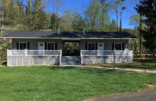 Brand new Smokies Cottage within walking distance of Downtown Waynesville