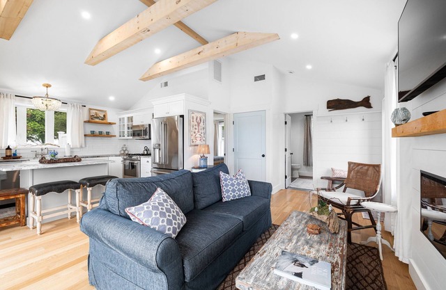 BRAND NEW Waterview 1-bedroom cottage on Great Island Narragansett w/Hot Tub