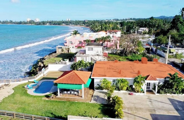 Breathtaking Beachfront Gem in Luquillo – Walk to Kiosks & Hidden Bars