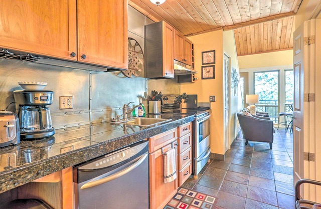 Breathtaking Bend Condo w/Resort Amenities!