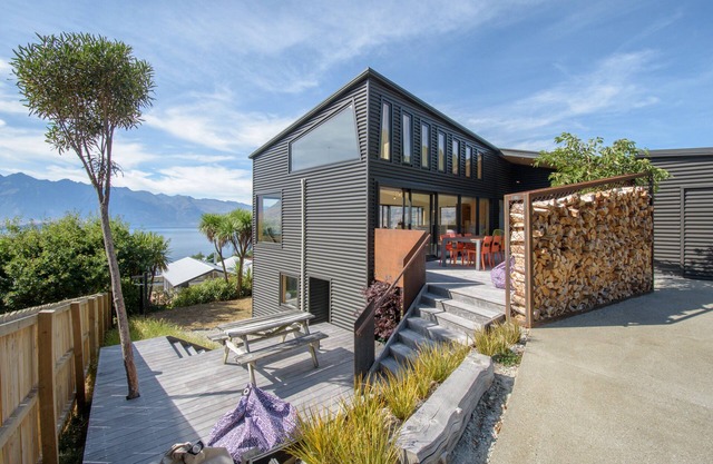 Breathtaking mountain views over Lake Wakatipu