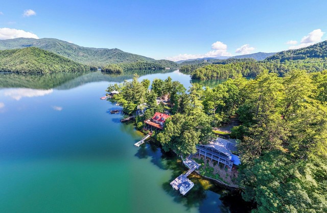 Breathtaking views lakeside cottage