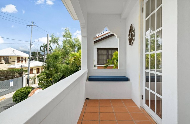 Breezy beach apt, steps to the sand! Full AC + Generator