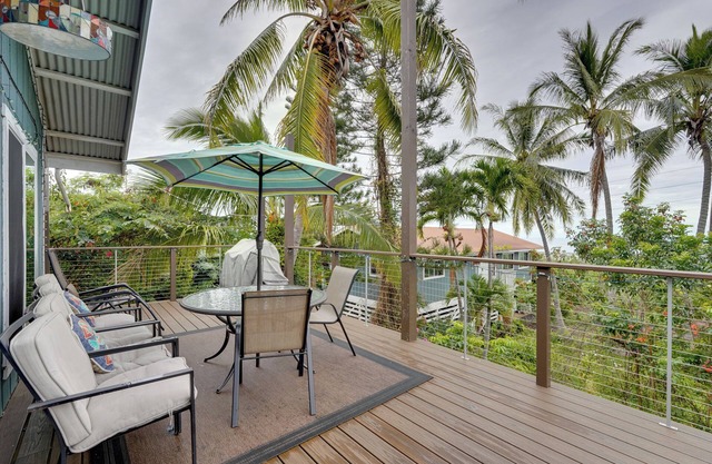 Breezy Kailua-kona Bungalow w/Lanai & Ocean View!