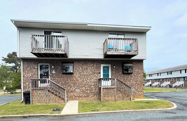 Breezy Retreat - Pet Friendly - Shared Dock - Linens and Towels Not Provided