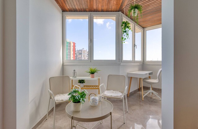 Bright Townhouse - Views - 5 min walk to the Beach