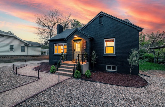 Brick Haven House: Shakespeare Fest, Nat'l Parks, EV Charger & Free Parking