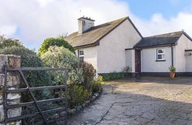BRIDE VIEW, pet friendly, with open fire in Conna, County Cork