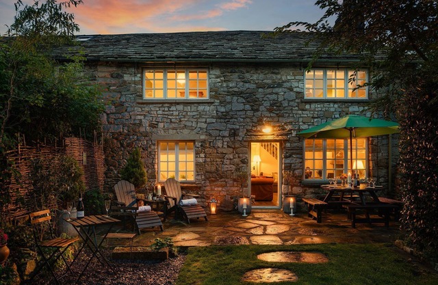 Bridge End Cottage - Riverside, Hot Tub, Sleeps 8