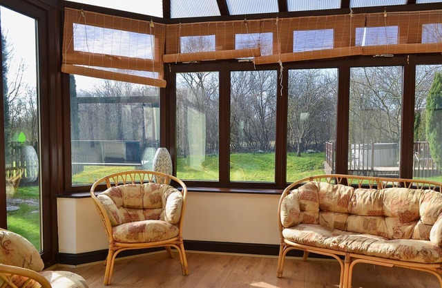 Bridge House is an attractive property with a four poster bed, electric woodburner and a hot tub.
