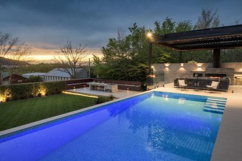 Bridle Path Retreat - Modern Private Luxury