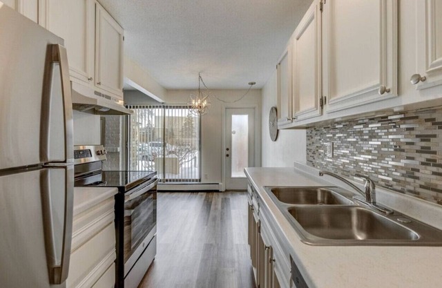 Bright 2 bd in St Louis Park!Great location West End shopping + restaurants.