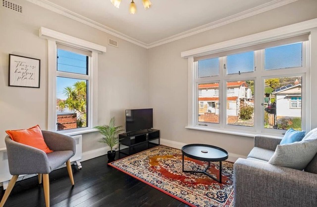 Bright 2 bedroom apartment - easy walk to the CBD