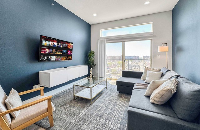 Bright 2BD Apartment in Deep Ellum w/Gym and Pool