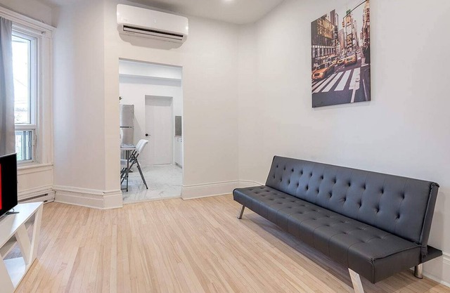 Bright, 4 Bedroom Apt. - Little Portugal