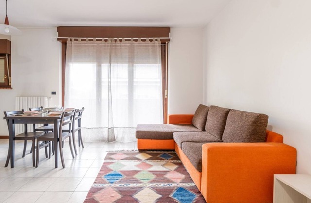 Bright 60 sqm apartment, ideal for 4 people, located on the second floor of a building with a lift (not suitable for disabled people).The accommodation is located 3 minutes on foot from the Santa Teresa park, just 3.2km from the Verona Arena and 850 mete