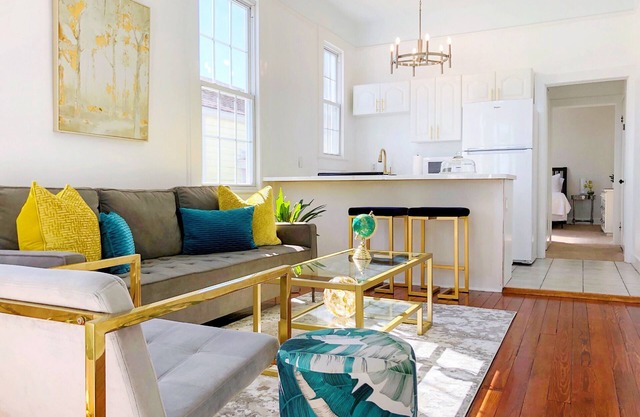 🌿 Bright, Airy & Super Clean Suite on Magazine St - Walk to restaurants & shops.