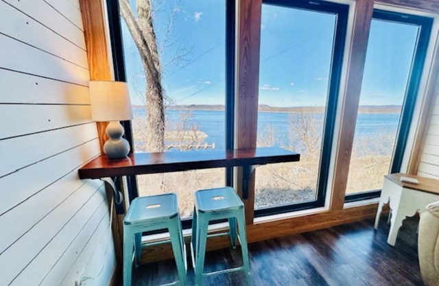 Bright and airy tiny home close to quaint river towns!