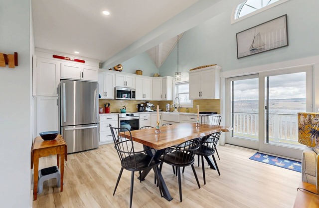 Bright and beautiful lake view home w/deck, grill & games room