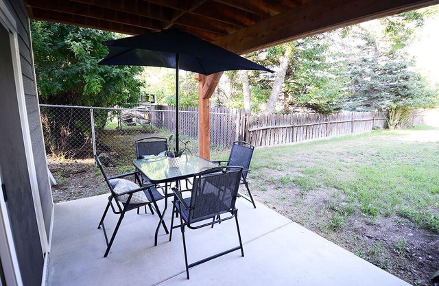 Bright and Comfy , Brand New Lower Level Walkout