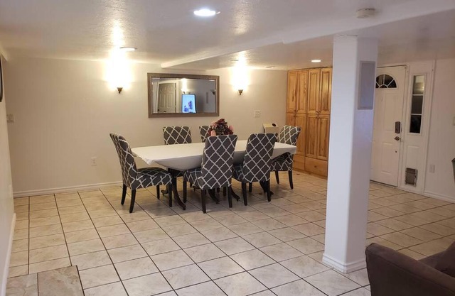 Bright and spacious 3 bedroom suite near mountains