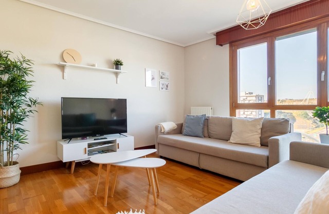 Bright and spacious on the Barakaldo estuary