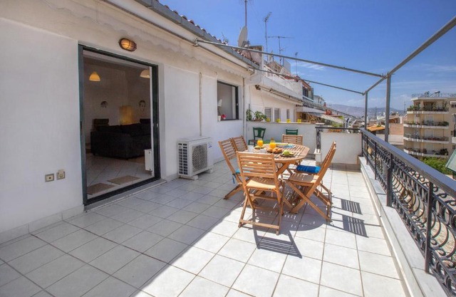 Bright and Sunny Penthouse in Petralona Area by GHH