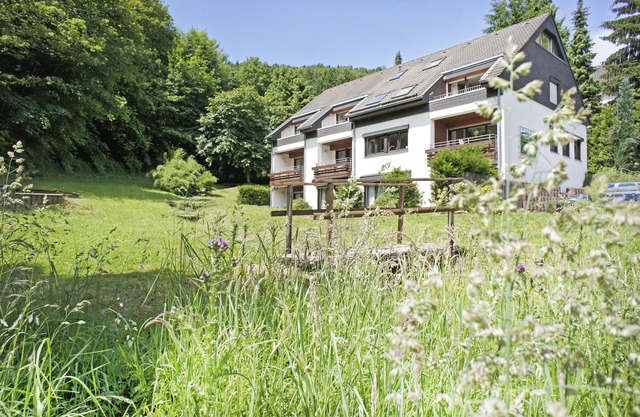 Bright apartment for 6 people on the ground floor with a terrace in the garden right by the forest