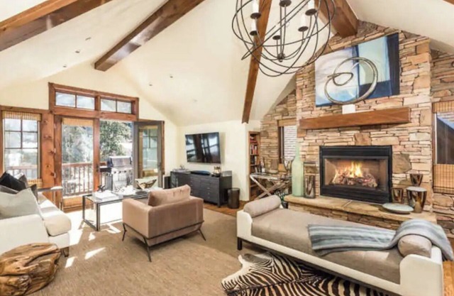 Bright Aspen 3 Bedroom Vaulted Ceilings with Views