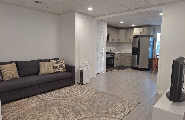 Bright Basement Apt. in Sugar Hill with Full Kitchen