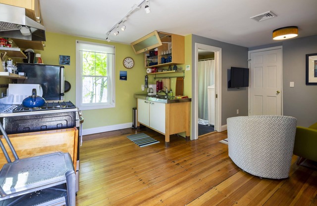 bright, comfortable 1-bedroom, close to town center