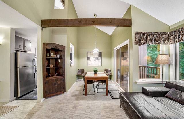 Bright condo with pool, sauna, tennis - 2 miles from Sugarbush Resort