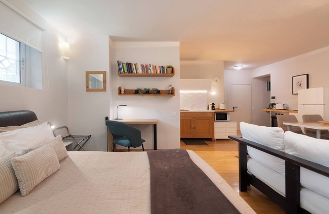 Bright, Cosy Studio near Glyfada Beach & Center