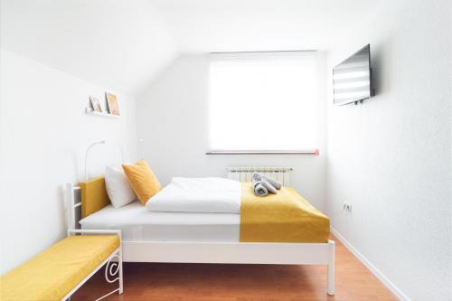 Bright&Cozy flat+balcony near Airport FREE Parking