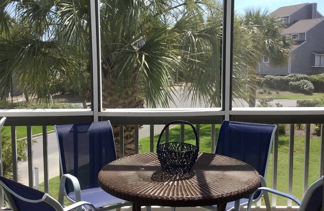Bright end unit w/screened porch. Gated, 2 pools + pickleball. Beach gear Incl.