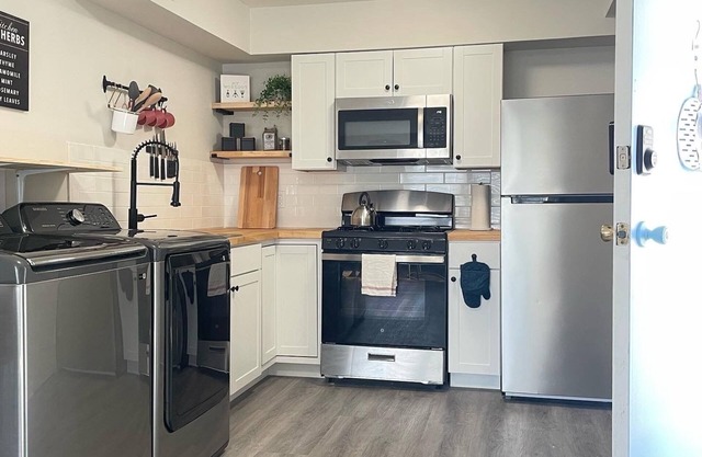 Bright & Modern Apt in City Center
