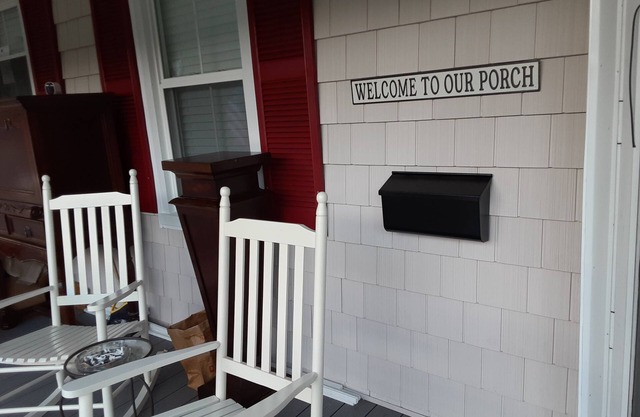 Bright, relaxing 2-story built in 1843, with WiFi & smart TVs in charming Dalton