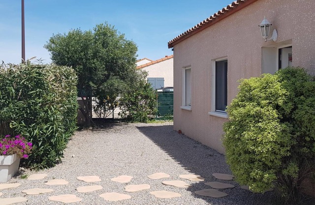 Bright single-storey villa with garage 5 minutes from the sea