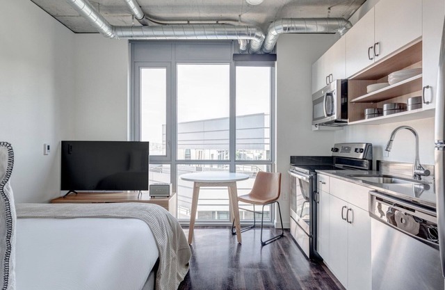 Bright South Lake Union Studio w/Gym, W/D, walk to bars, by Blueground