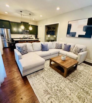 Bright & Spacious 5 min downtown