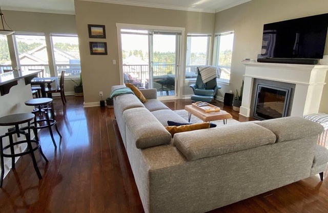 Bright, spacious, central Lakeview home