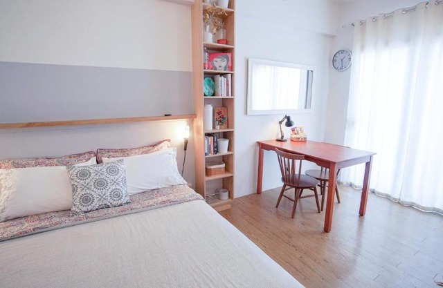 Bright studio w/ balcony @ East Bay Residences