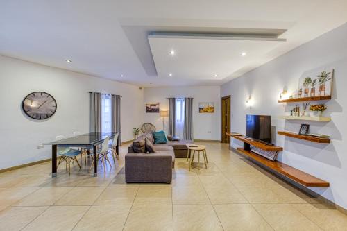 Bright,stylish 2bedroom apartment in village centre